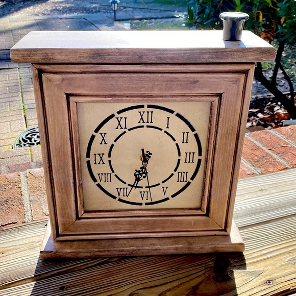 Handgun clock to conceal weapon - Picture 1 of 6